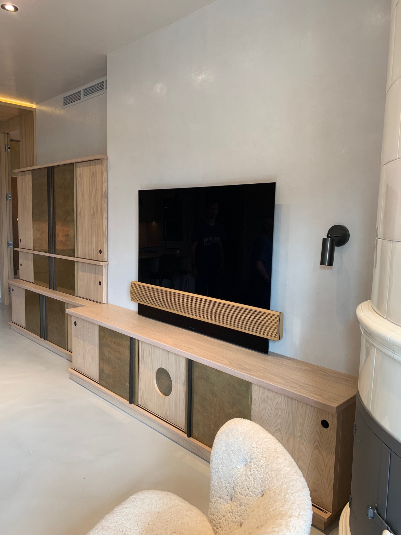 Установка Bang & Olufsen в светлом интерьере с деревянной мебелью — работа Бориса Дроздова